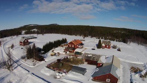 una vista aérea de una casa en la nieve en Aha Lodge, en Sorsele