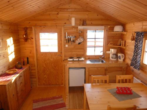 Ett kök eller pentry på Aha Lodge