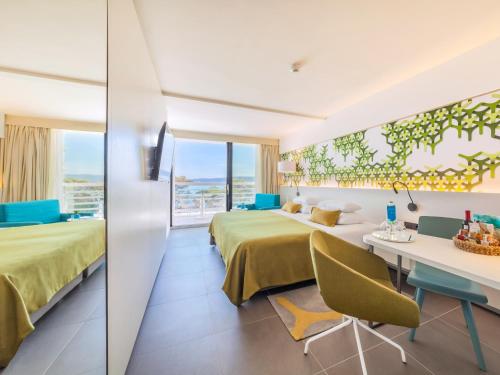 Posteľ alebo postele v izbe v ubytovaní Bluesun hotel Berulia