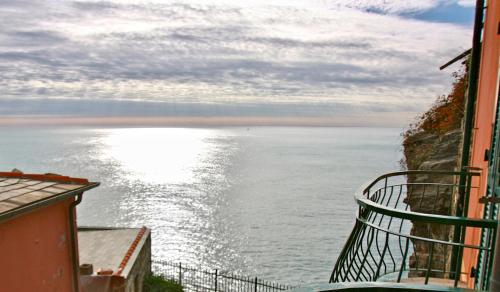 a view of the ocean from a balcony at Hotel Gianni Franzi in Vernazza