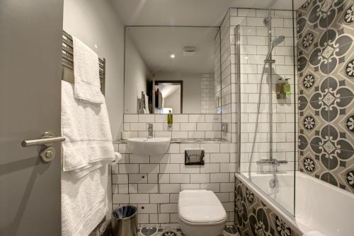 La salle de bains est pourvue de toilettes et d'un lavabo. dans l'établissement The Temple Inn, à Temple Cloud