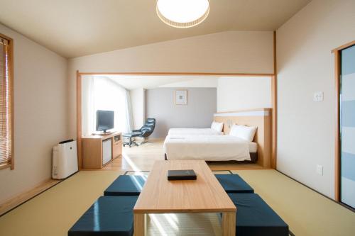 Una cama o camas en una habitación de Clayton Bay Hotel