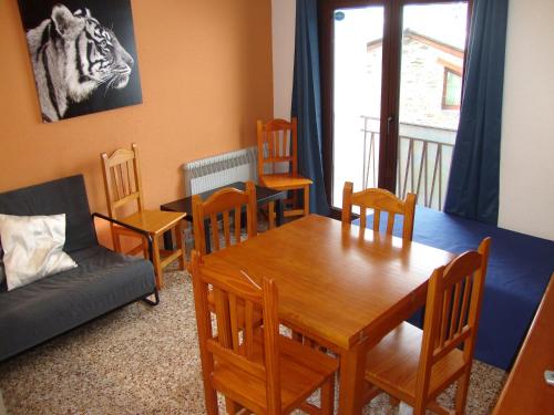 a dining room with a table and chairs at Apartamentos Arinsal 3000 in Arinsal