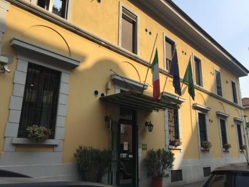 een gebouw met vlaggen aan de voorzijde bij Hotel Bogart 2 in Milaan