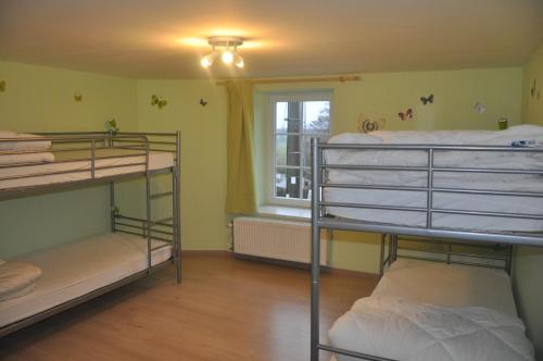 Двухъярусная кровать или двухъярусные кровати в номере Le Clos de Rosa