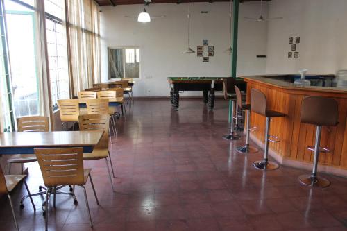 une salle avec des tables, des chaises et un billard dans l'établissement Deccan Comforts, à Hyderabad