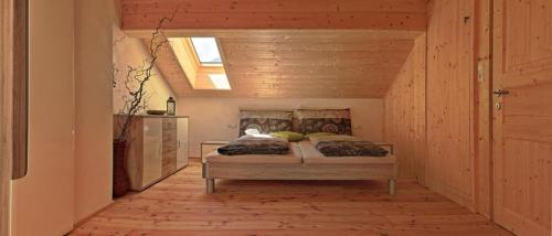 ウムハウゼンにあるAlpenchalet Farstの天窓付きの部屋にベッド1台が備わるベッドルーム1室があります。