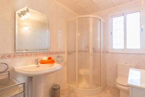 biała łazienka z umywalką i prysznicem w obiekcie Gisamar IBERPLAYA w Salou