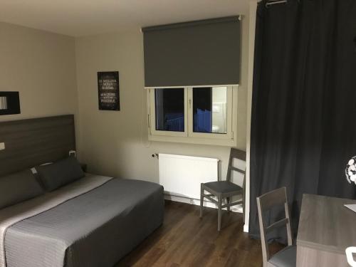 Ένα ή περισσότερα κρεβάτια σε δωμάτιο στο Hôtel Le Cerizay