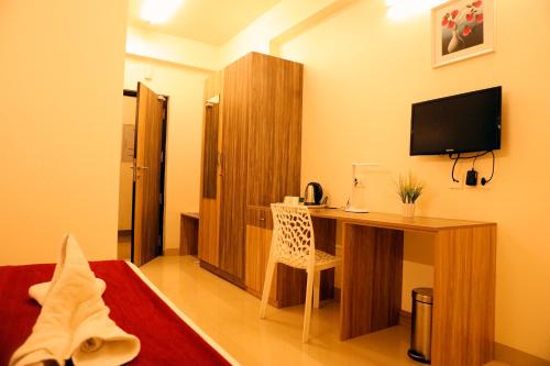 Televiisor ja/või meelelahutuskeskus majutusasutuses Downtown Business Hotel