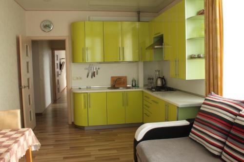 Kitchen o kitchenette sa Apartment on Krepostnoy 4B