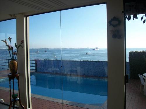 Der Swimmingpool an oder in der Nähe von Hospedagem Sol e Mar