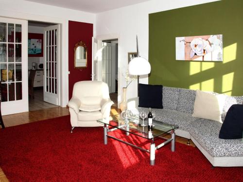 バート・ピルモントにあるWeser Uplands Retreatのリビングルーム(ソファ、赤い敷物付)