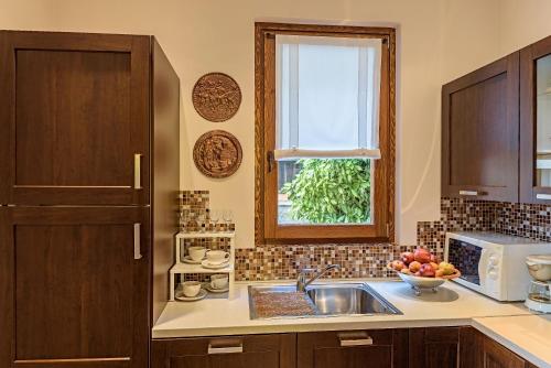 a kitchen with a sink and a window at Casa Artis in Gravedona