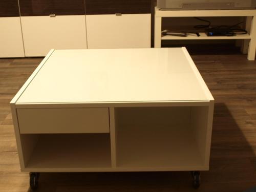 a white table with wheels in a room at Appartment Grau im Grünen in Mönchengladbach