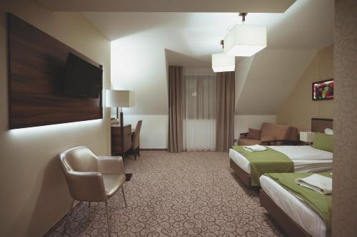 Katil atau katil-katil dalam bilik di Hotel Janów
