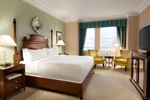 Un ou plusieurs lits dans un hébergement de l'établissement Fairmont Chateau Laurier