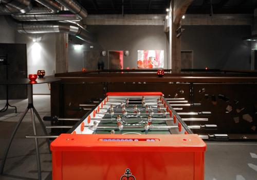 a large red table in a large room with at Altes Stahlwerk Business & Lifestyle Hotel in Neumünster