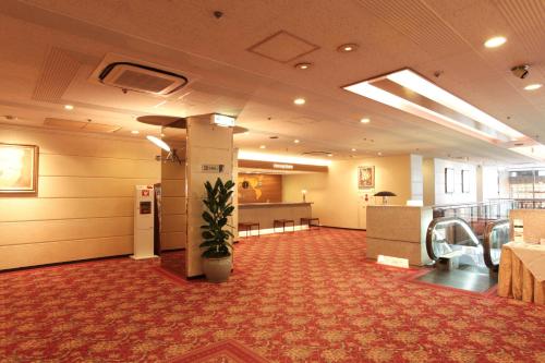 un vestíbulo con una sala de espera con una maceta en Daiichi Inn Ikebukuro, en Tokio