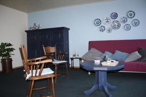 a living room with a couch and a table and chairs at Logerenbijonsz in Berghem