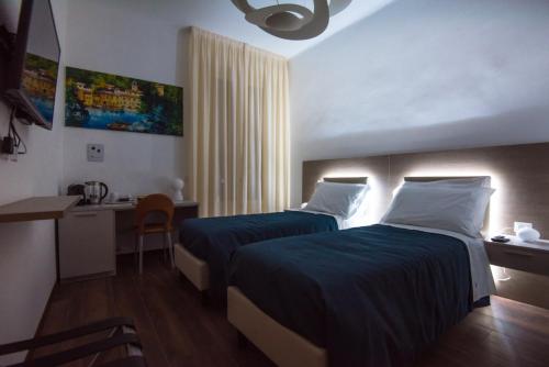 Un pat sau paturi într-o cameră la Enjoy Milano Skyline