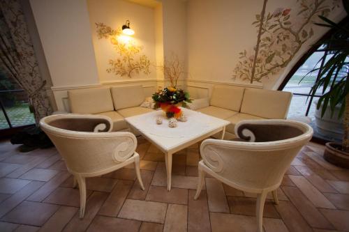 a living room with a table and chairs at Villa Estera - Hotel & Restauracja in Michałowice