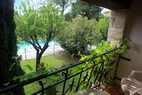 Bazén v ubytování Auberge de la Tour -Appartements- nebo v jeho okolí