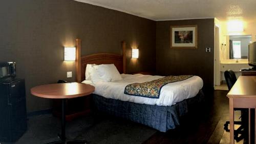 una camera d'albergo con letto e tavolo di Americas Best Value Inn & Suites Jackson a Jackson
