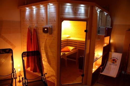 een kleine sauna met een lamp in een kamer bij Eurobaltyk in Rewal