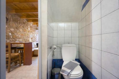 ハニア・タウンにあるDimitra's House in Old Townのバスルーム(白いトイレ付)が備わります。