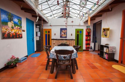 a dining room with a table and colorful doors at Casa Hospedaje La Bohemia in Pasto
