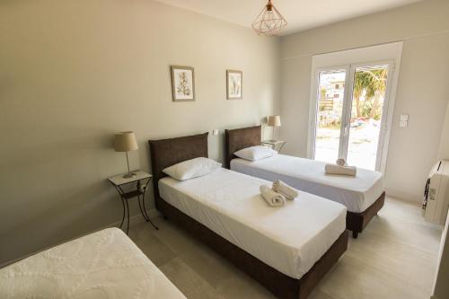 Un pat sau paturi într-o cameră la Amera - Troumpas Family Apartments