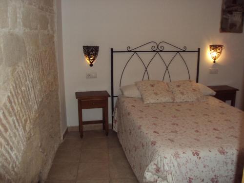 a bedroom with a bed and a lamp at Hostal Fenix in Jerez de la Frontera