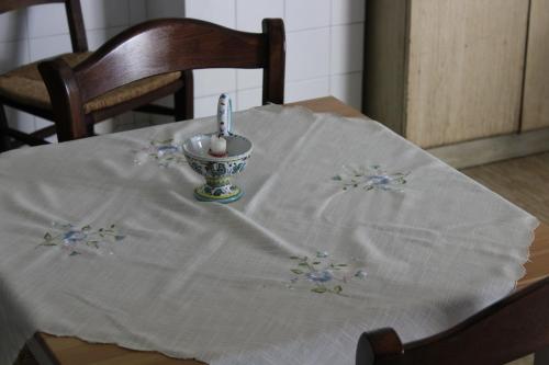 een tafel met een kaars op een tafel bij La Villa di Pa' in Villadeati