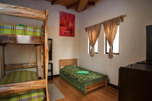Un pat sau paturi într-o cameră la Casa Hospedaje La Bohemia
