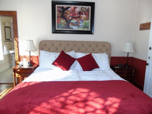 Katil atau katil-katil dalam bilik di The Charleston Inn Hendersonville NC