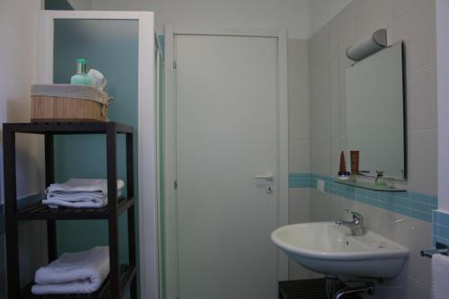 フォンターネ・ビアンケにあるVilla Mediterraneaのバスルーム(洗面台、トイレ、鏡付)
