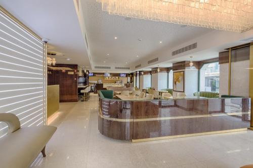 a restaurant with a bar with tables and chairs at Hotel MeraPrime Gold Lisboa in Lisbon