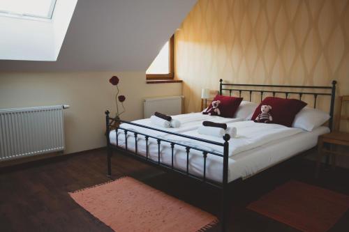 um quarto com uma cama com almofadas vermelhas em Statek česká lípa Myslovice em Klatovy