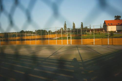 a tennis court with a fence in the background at Statek česká lípa Myslovice in Klatovy