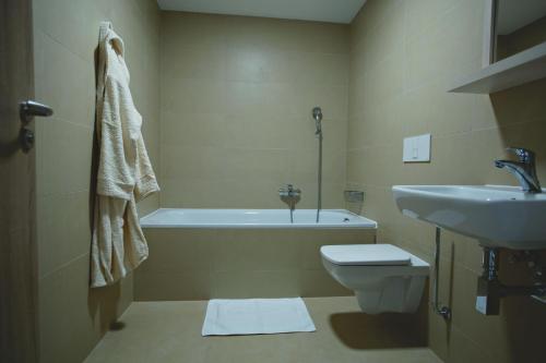 a bathroom with a sink and a tub and a toilet at Statek česká lípa Myslovice in Klatovy