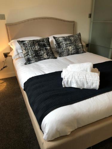 A bed or beds in a room at Portfolio Apartments - St Albans City Centre