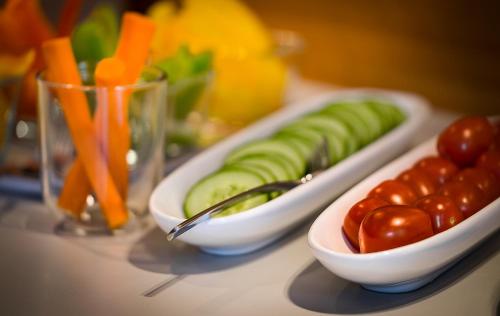 two bowls of tomatoes and vegetables on a table at SCHEIBER Wein & Gästehaus in Weiden am See