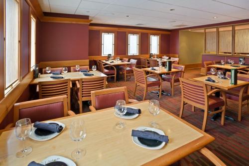 Restaurace v ubytování DoubleTree by Hilton Providence Airport Warwick