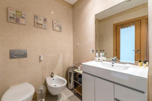 Stilysh 1BR Apartment Pool & Private Parking Walk to Beach 150m and city center Sleeps 4