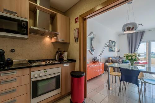 Stilysh 1BR Apartment Pool & Private Parking Walk to Beach 150m and city center Sleeps 4