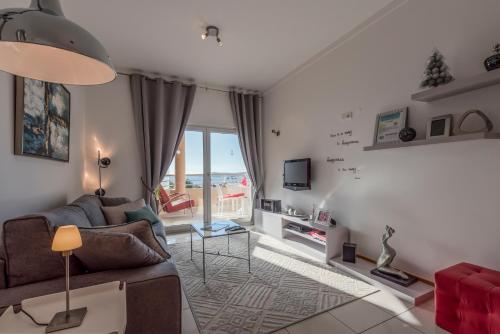 Stilysh 1BR Apartment Pool & Private Parking Walk to Beach 150m and city center Sleeps 4