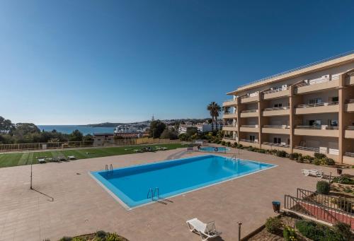 Stilysh 1BR Apartment Pool & Private Parking Walk to Beach 150m and city center Sleeps 4