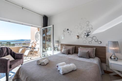 Stilysh 1BR Apartment Pool & Private Parking Walk to Beach 150m and city center Sleeps 4
