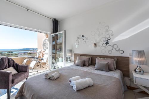 Llit o llits en una habitació de Beachfront flat, private parking, pools, sea at less than 200 m